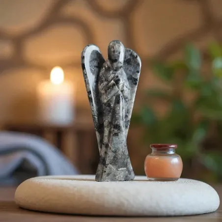 Ange en Larvikite - figurine ornementale en pierre larvikite