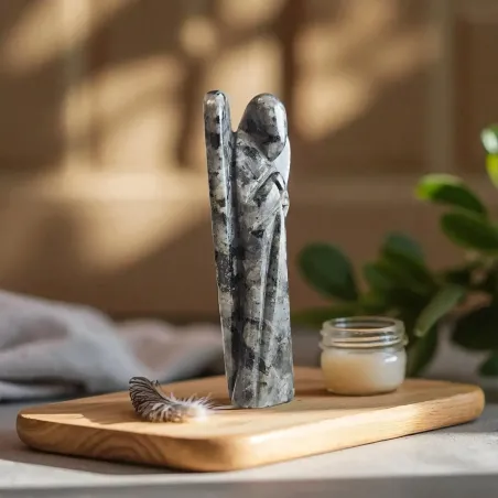 Ange en Larvikite - figurine ornementale en pierre larvikite