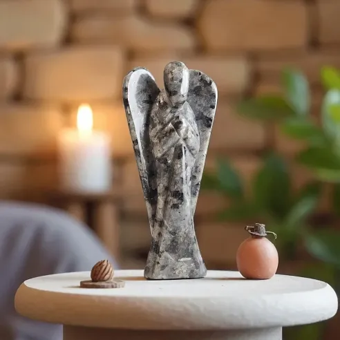 Ange en Larvikite - figurine ornementale en pierre larvikite