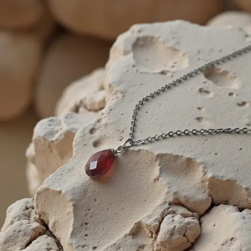 Collier Grenat Goutte facetté – Vitalité & Force intérieure