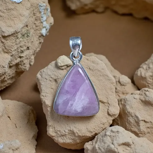 Pendentif en Kunzite Triangle – Amour inconditionnel