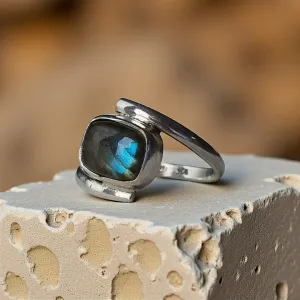 Bague Aphrodite Labradorite – intuition et élégance