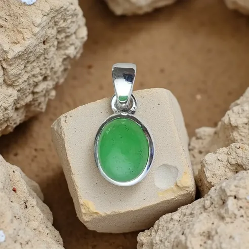 Pendentif en Jade Naturelle – Paix, Chance & Sagesse
