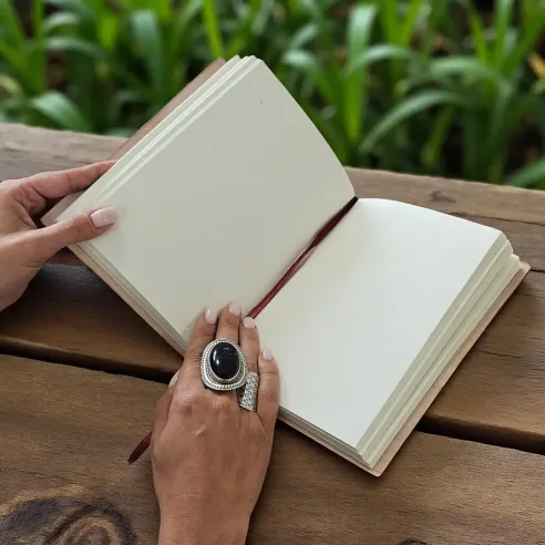 Grimoire en Cuir Triple Lune – Journal Ésotérique Artisanal