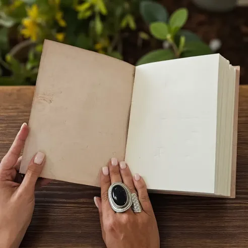 Grimoire en Cuir Triple Lune – Journal Ésotérique Artisanal