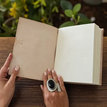 Grimoire en Cuir Triple Lune – Journal Ésotérique Artisanal