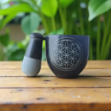 Mortier pierre saponite noire – Fleur de Vie gravée