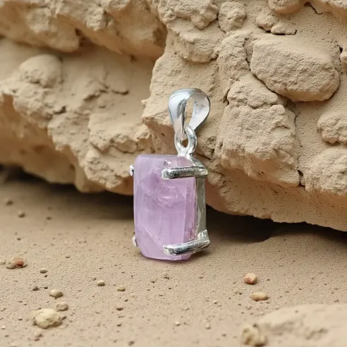 Pendentif en Kunzite rectangle griffé – Amour inconditionnel
