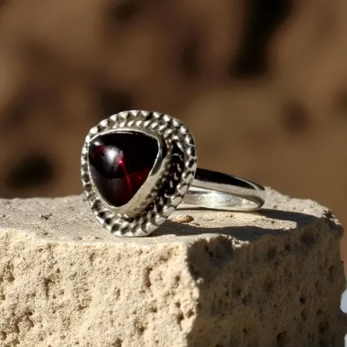 Bague Nina Grenat – Énergie & Ancrage Émotionnel