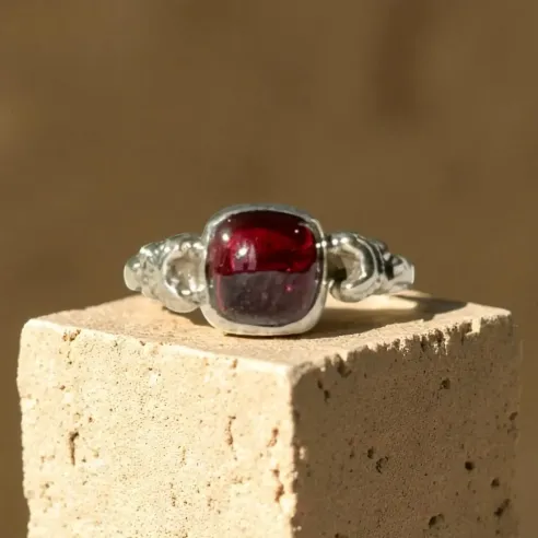 Bague Nora Grenat – Énergie & Stabilité Émotionnelle