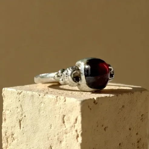 Bague Nora Grenat – Énergie & Stabilité Émotionnelle