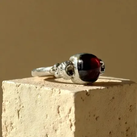 Bague Nora Grenat – Énergie & Stabilité Émotionnelle