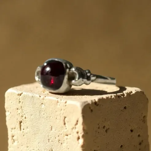 Bague Nora Grenat – Énergie & Stabilité Émotionnelle