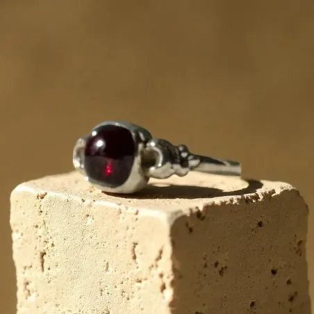 Bague Nora Grenat – Énergie & Stabilité Émotionnelle