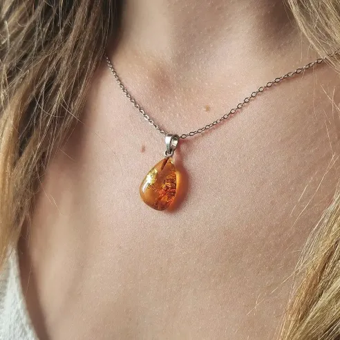 Pendentif ambre baltique – énergie solaire & bijou naturel