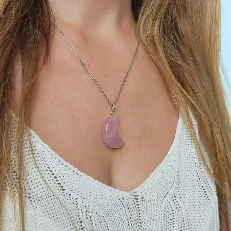 Pendentif Lune en Quartz Rose – Amour & Douceur sacrée