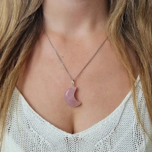 Pendentif Lune en Quartz Rose – Amour & Douceur sacrée