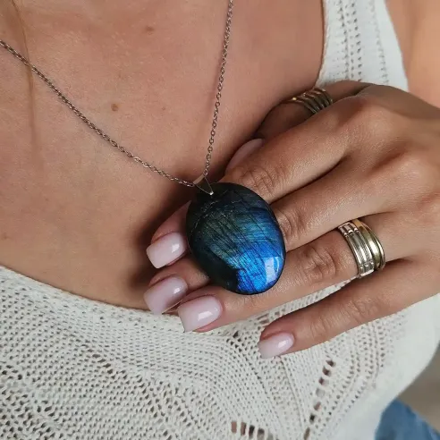 Pendentif en Labradorite Ovale – Protection et Intuition