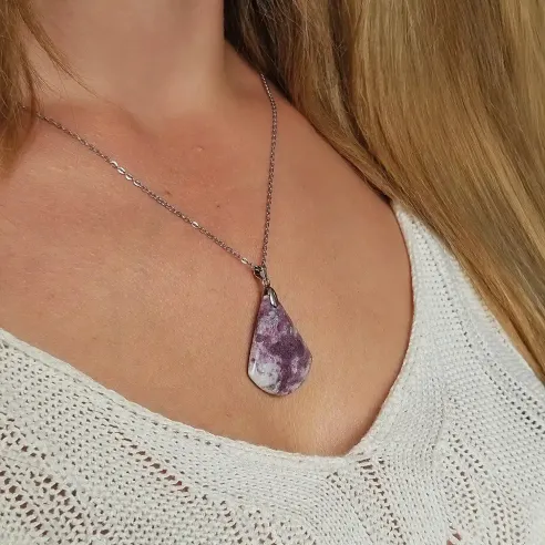 Pendentif Tourmaline Rose Triangulaire – Amour et Guérison du Cœur