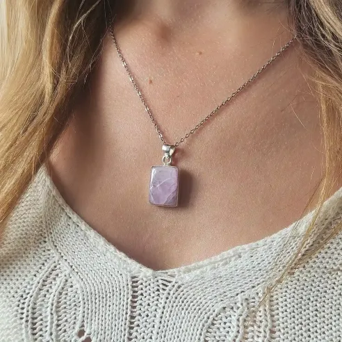 Pendentif en Kunzite rectangle – Amour inconditionnel