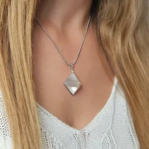 Pendentif Cristal de Roche Pyramide – Clarté et Élévation