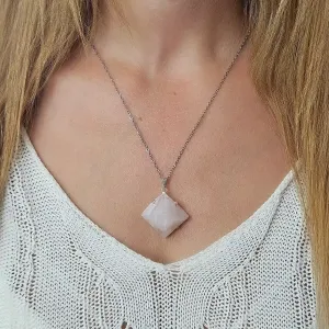 Pendentif Quartz Rose Pyramide – Amour et Douceur Énergétique