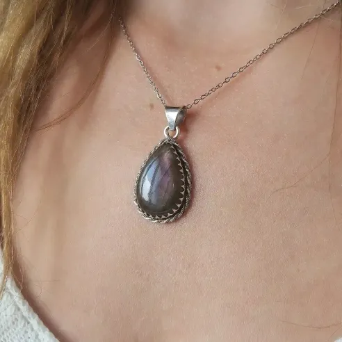 Pendentif labradorite violette goutte – Intuition & armure
