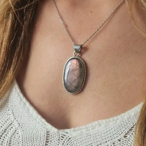 Pendentif Labradorite Violette Ovale – Argent Tressé