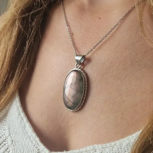 Pendentif Labradorite Violette Ovale – Argent Tressé