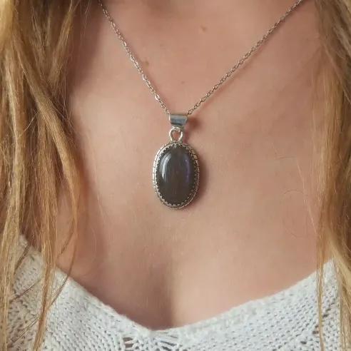 Pendentif Labradorite Violette Ovale – Argent Tressé