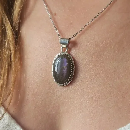 Pendentif Labradorite Violette Ovale – Argent Tressé