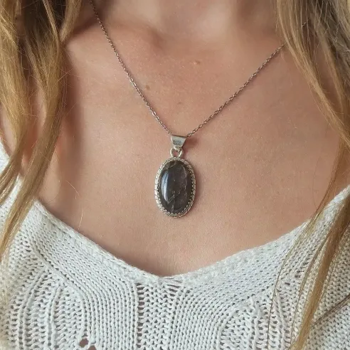 Pendentif Labradorite Violette Ovale – Argent Tressé