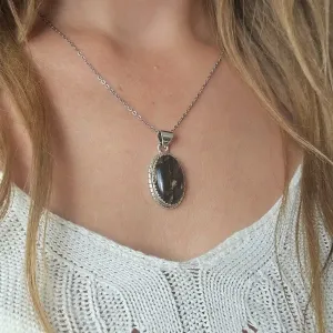 Pendentif Labradorite Violette Ovale – Argent Tressé