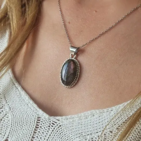 Pendentif Labradorite Violette Ovale – Argent Tressé