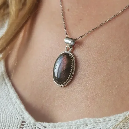 Pendentif Labradorite Violette Ovale – Argent Tressé
