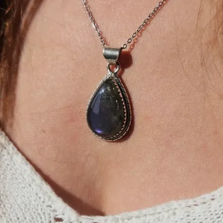 Pendentif labradorite violette goutte – Intuition & armure