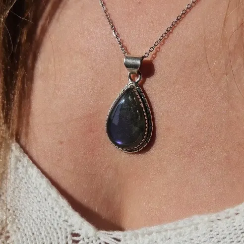 Pendentif labradorite violette goutte – Intuition & armure