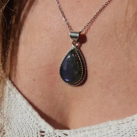 Pendentif labradorite violette goutte – Intuition & armure