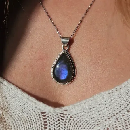 Pendentif labradorite violette goutte – Intuition & armure