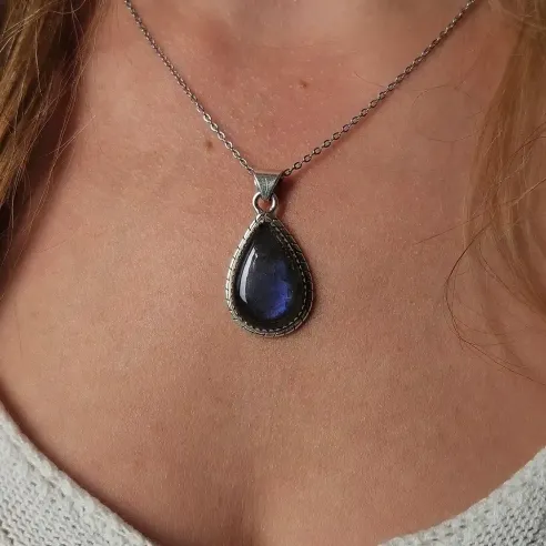 Pendentif labradorite violette goutte – Intuition & armure