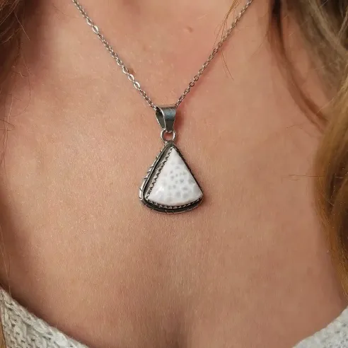 Pendentif Opale Rose triangle – Douceur et guérison du cœur