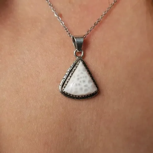 Pendentif Opale Rose triangle – Douceur et guérison du cœur