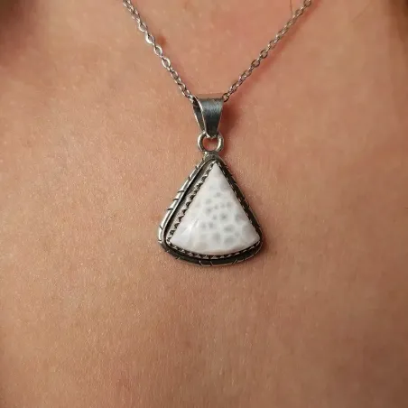 Pendentif Opale Rose triangle – Douceur et guérison du cœur