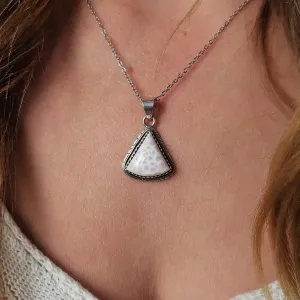 Pendentif Opale Rose triangle – Douceur et guérison du cœur