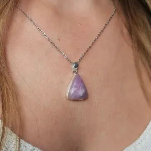 Pendentif en Kunzite Triangle – Amour inconditionnel