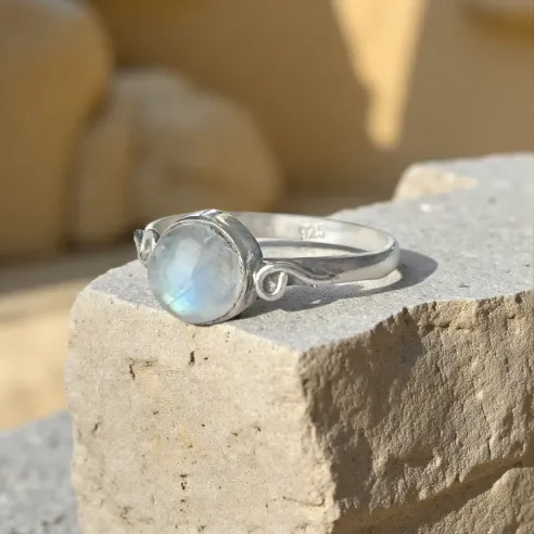 Bague Vesta Pierre de Lune – Intuition & Émotions Douces