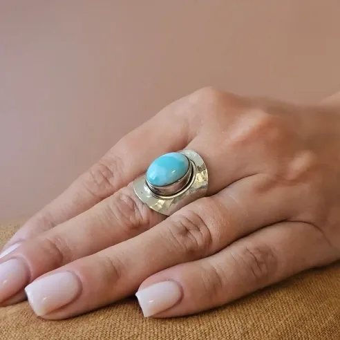 Bague Larimar et Martelée – Sérénité & Expression Sacrée