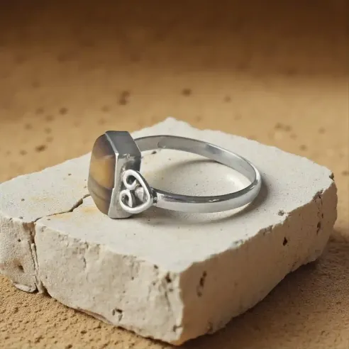 Bague Arwen Oeil de Tigre – Ancrage & Protection Énergétique