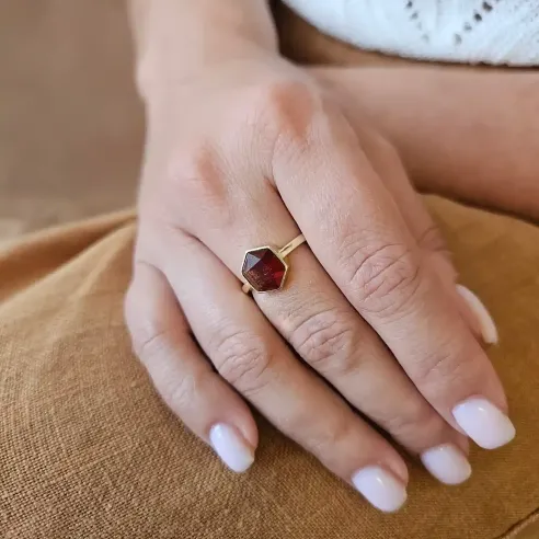 Bague Grenat Hexagonale Argent – Énergie, passion & ancrage