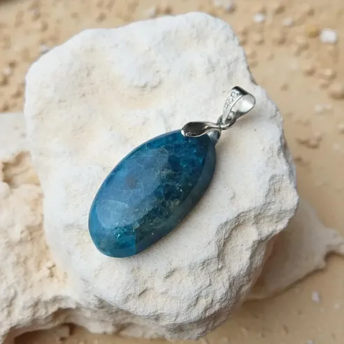Pendentif en Apatite ovale – Expression & clarté intérieure